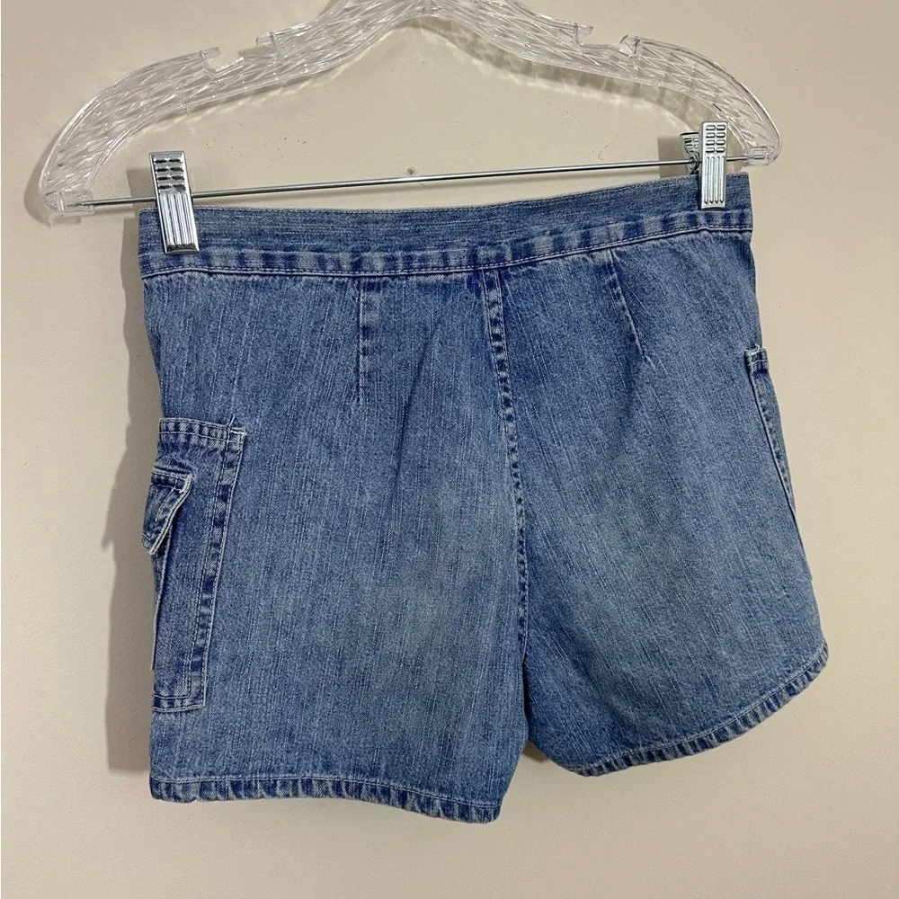 So sz 3 denim shorts with no hole or rips   Just minor distressing. Great shorts